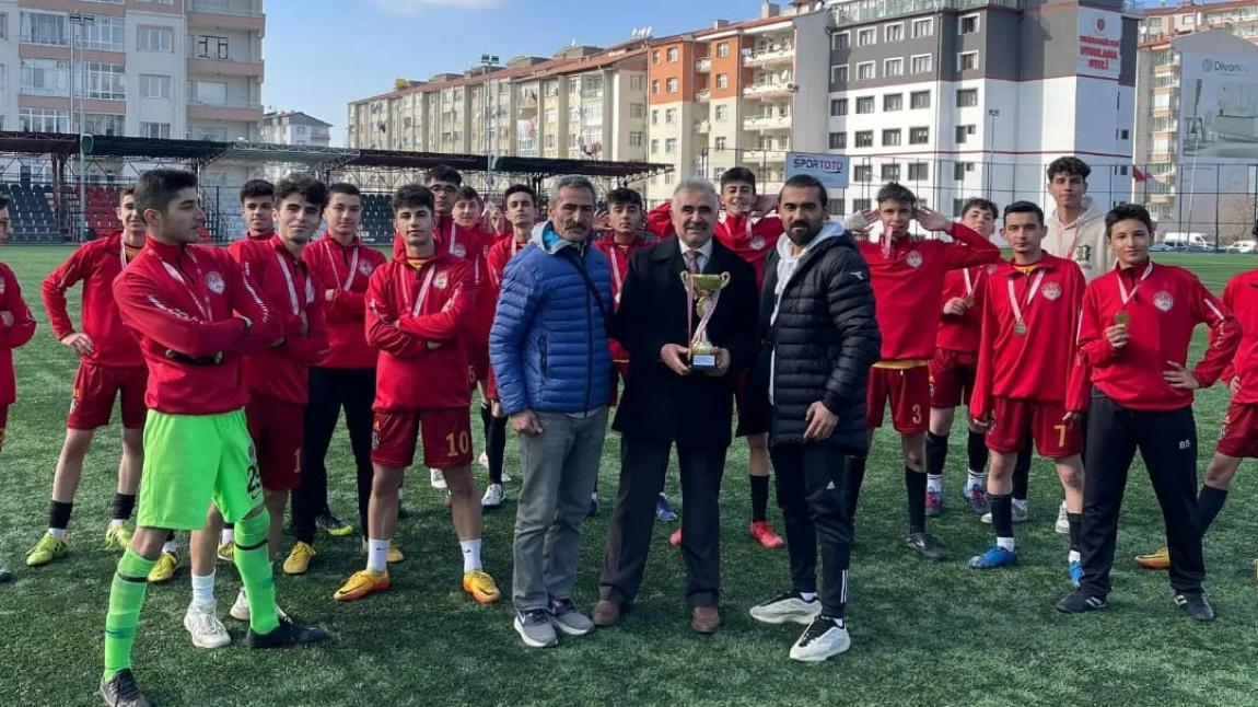 Okul futbol takımımız Yozgat il birincisi oldu. Tebrik eder, başarılarının devamını dileriz.